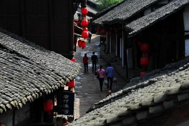 专家在线交流,面对曹操进攻,刘备带十万百姓撤离,为何被说虚伪?有问必答